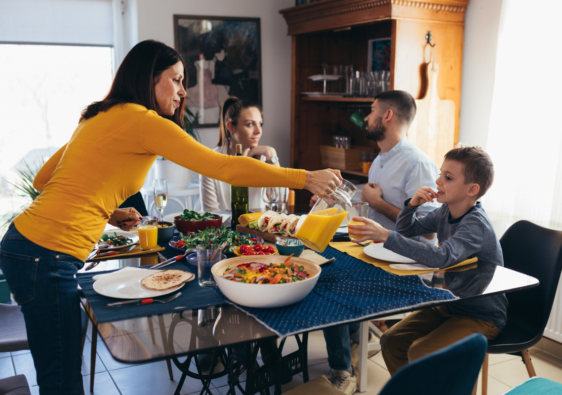 Una famiglia che mangia insieme in casa